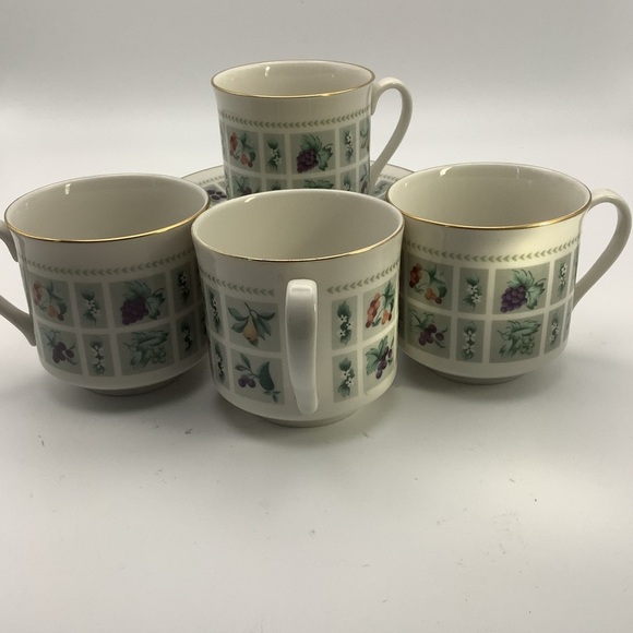 Set of Four Royal Doulton England Tapestry Cups and Saucers - Picture 7 of 11